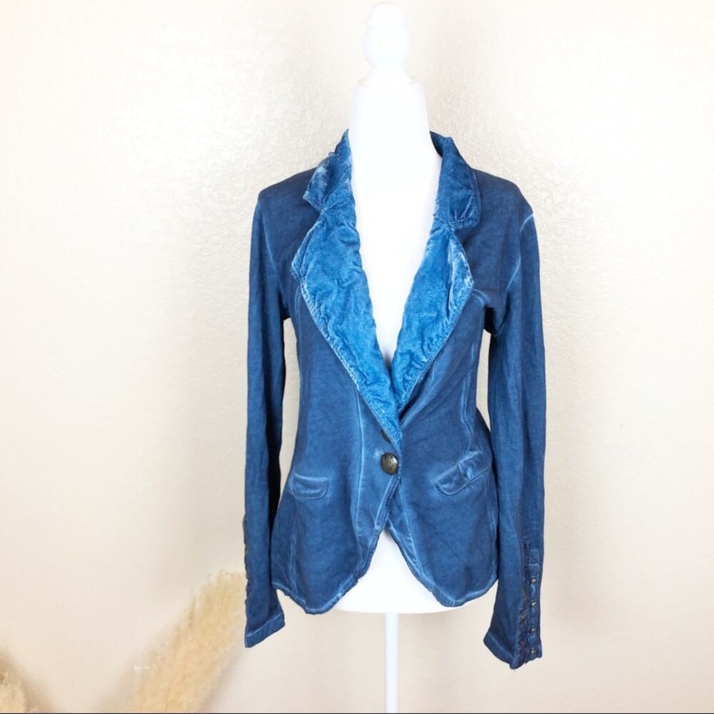 Arrata Silent Journey Blue Velvet Blazer.
